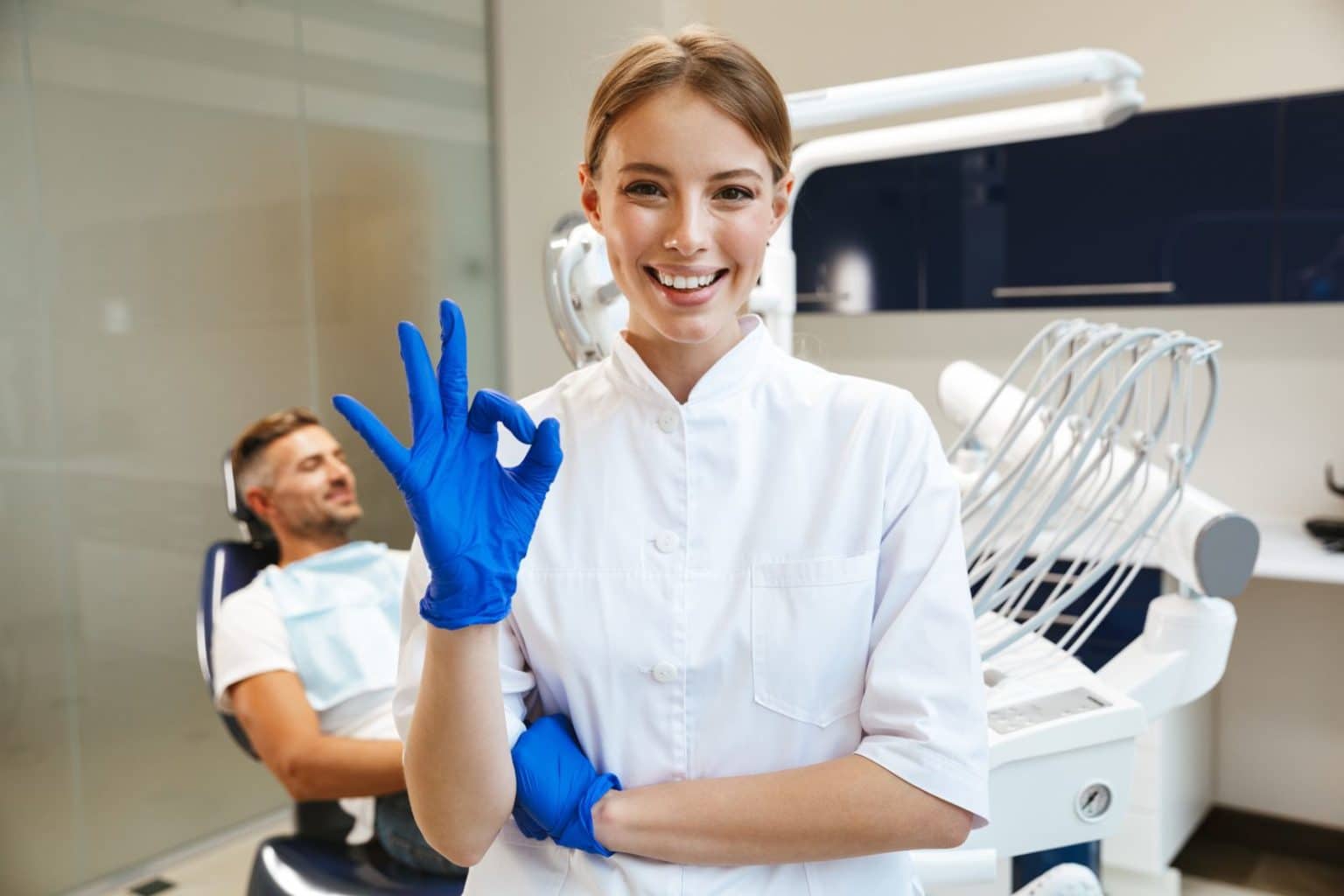 Estratégias de marketing odontológico para atrair pacientes e aumentar autoridade.