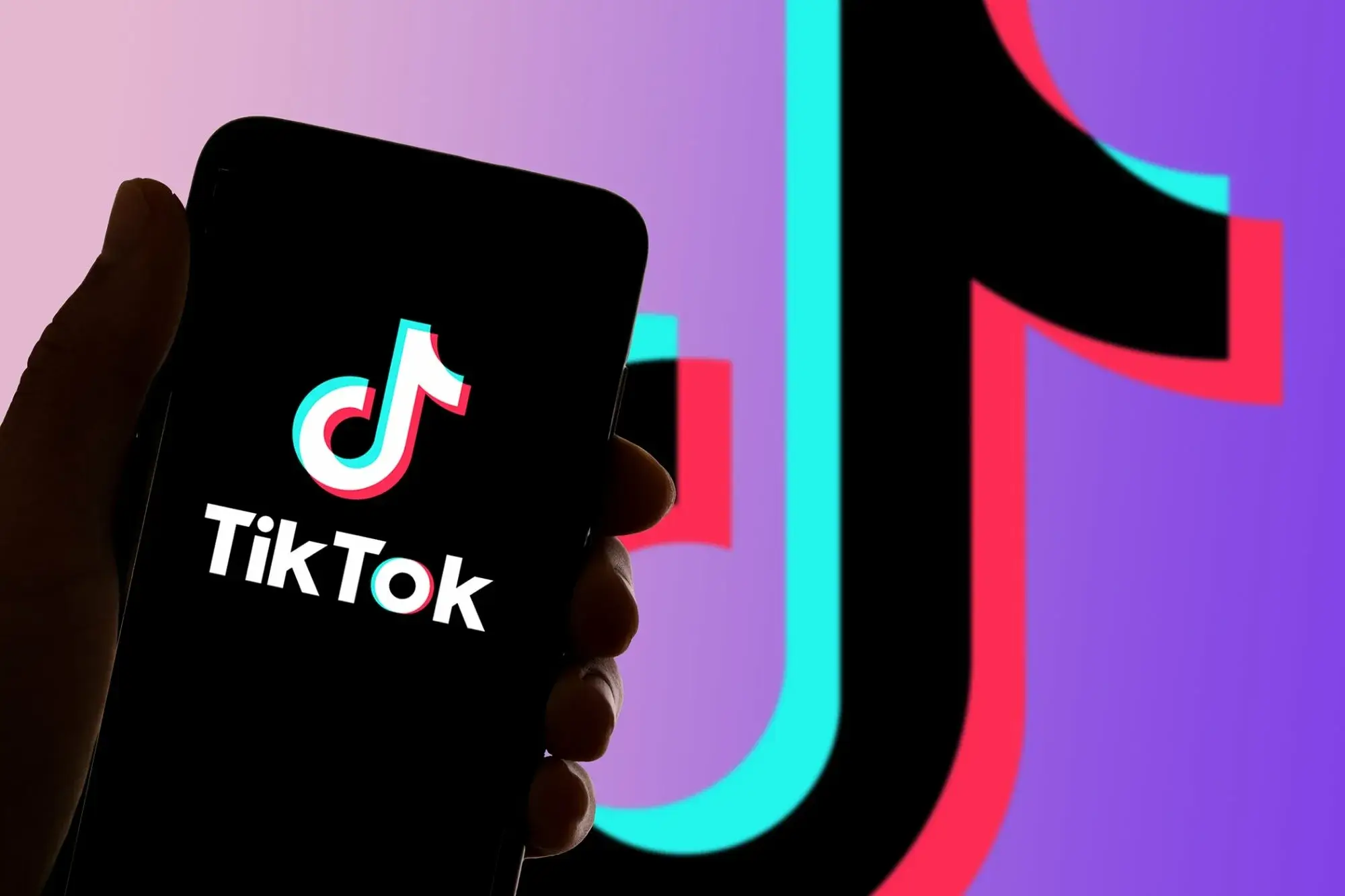 O TikTok está testando uma nova funcionalidade que integra o Google Search aos seus próprios resultados de pesquisa dentro do aplicativo.