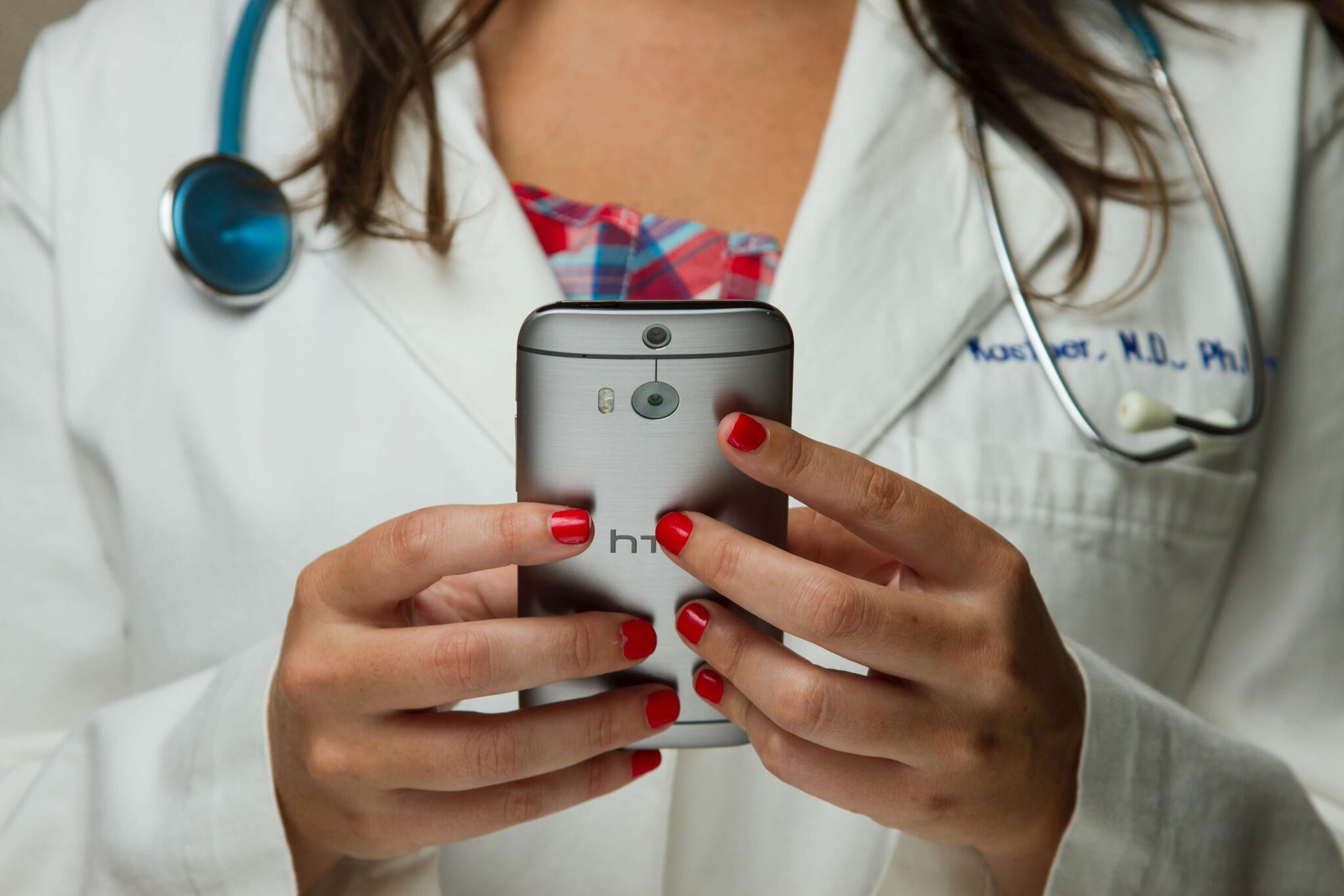 Descubra as novas diretrizes da Resolução CFM nº 2.336/23 para publicidade médica e como médicos poderão promover seus serviços.