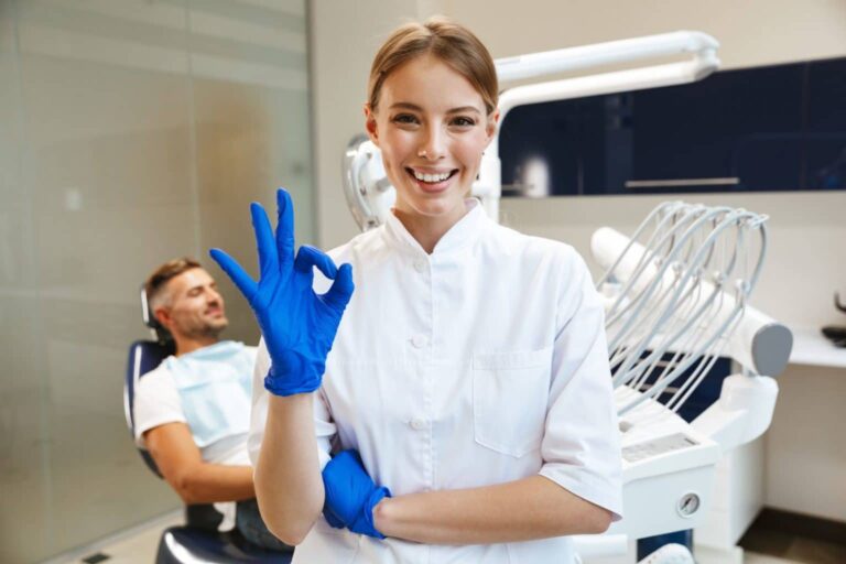 Estratégias de marketing odontológico para atrair pacientes e aumentar autoridade.
